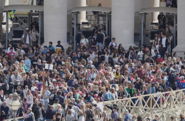 الفاتيكان يترقب تصاعد الدخان الأبيض لاختيار خليفة البابا فرانشيسكو