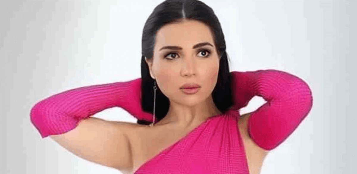 رغم علاقتهما القوية.. ممثلة مصرية شهيرة غابت عن جنازة والدتها!