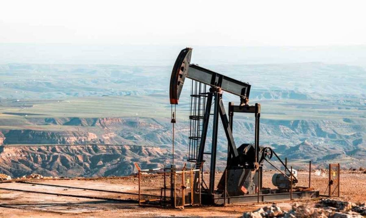 النفط يهوي بعد فرض الولايات المتحدة رسوما جمركية بنسبة 104% على الصين