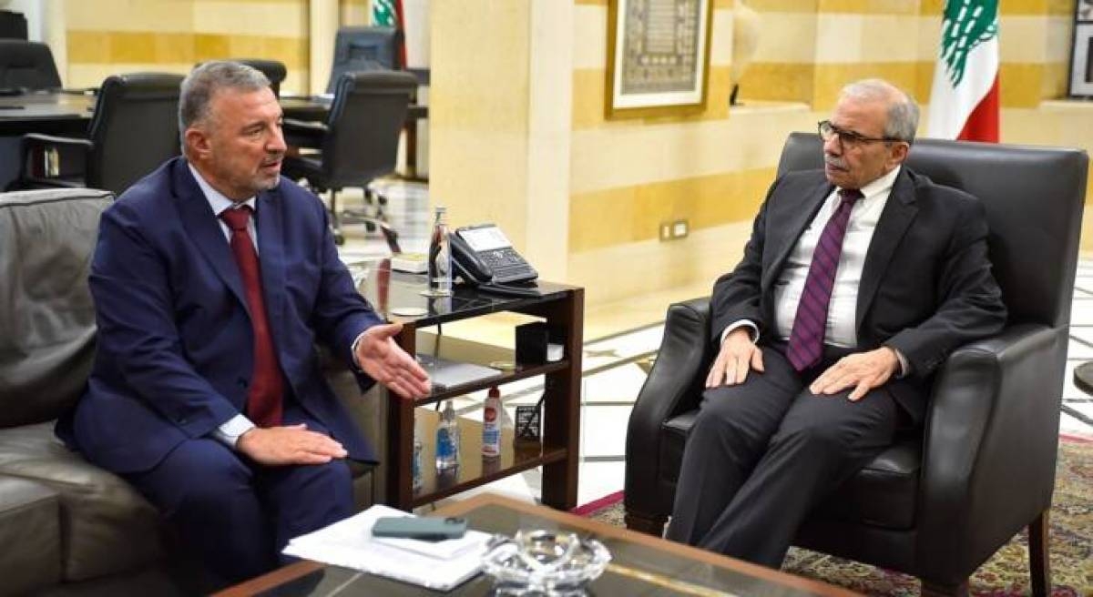 لجمع أموال لإعادة الإعمار والتقى نواباً