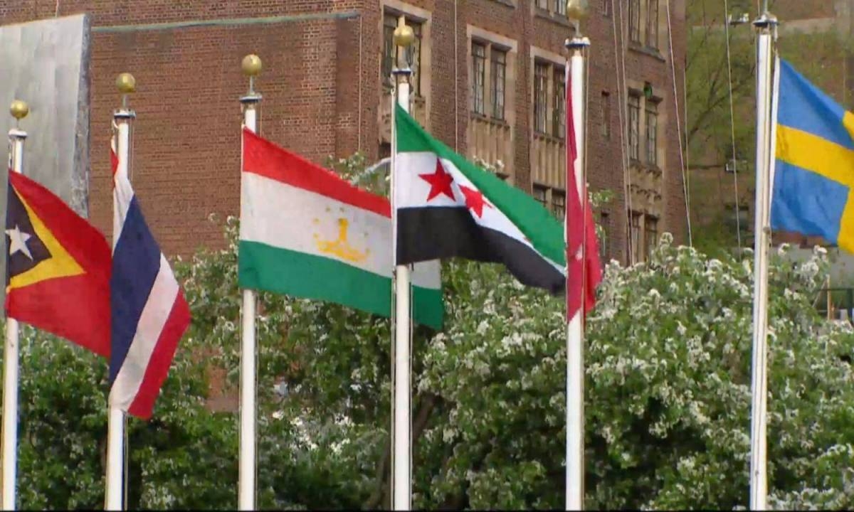 رفع علم سوريا الجديد في نيويورك