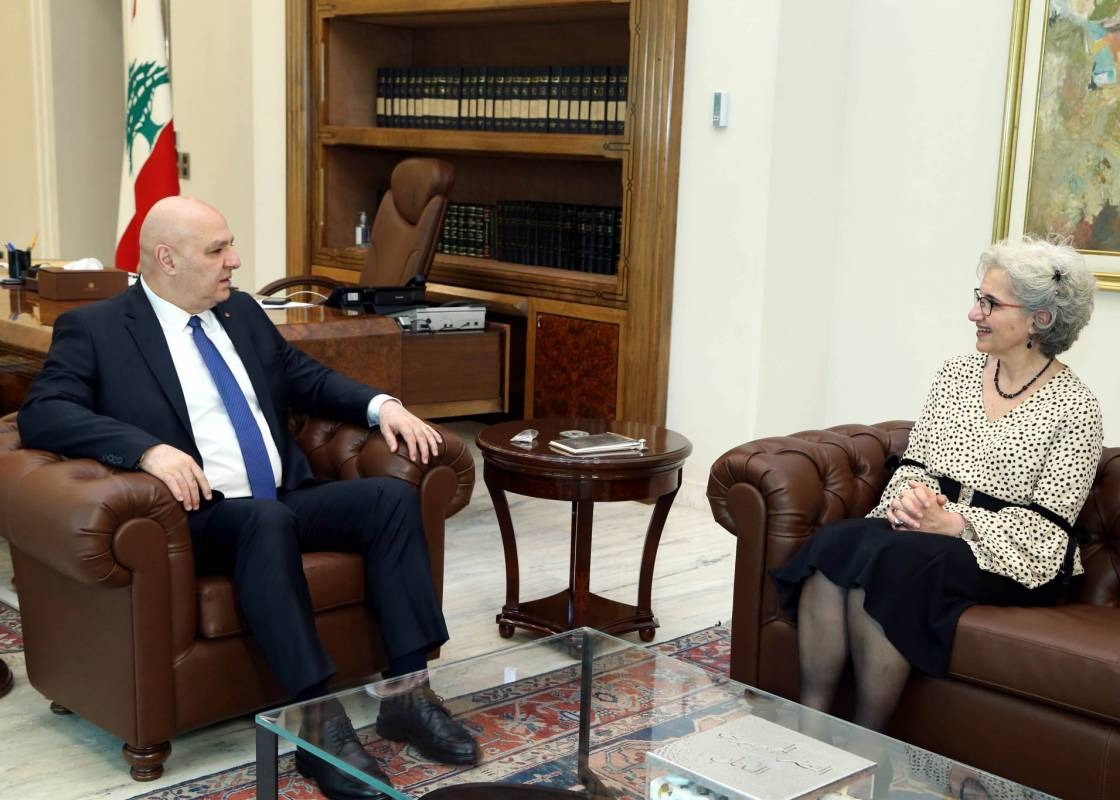 اطلع من وزيرة التربية على عمل الوزارة والأولويّات التي تعمل عليها عون: لبنان بحاجة لمغتربيه... وعلى الدولة تأمين الاستقرار لتشجيعهم على الاستثمار خطورة المخدرات تفوق الإرهاب والفساد... ولتسهيل عمل شركات الإسمنت تمهيداً لإعادة الاعمار