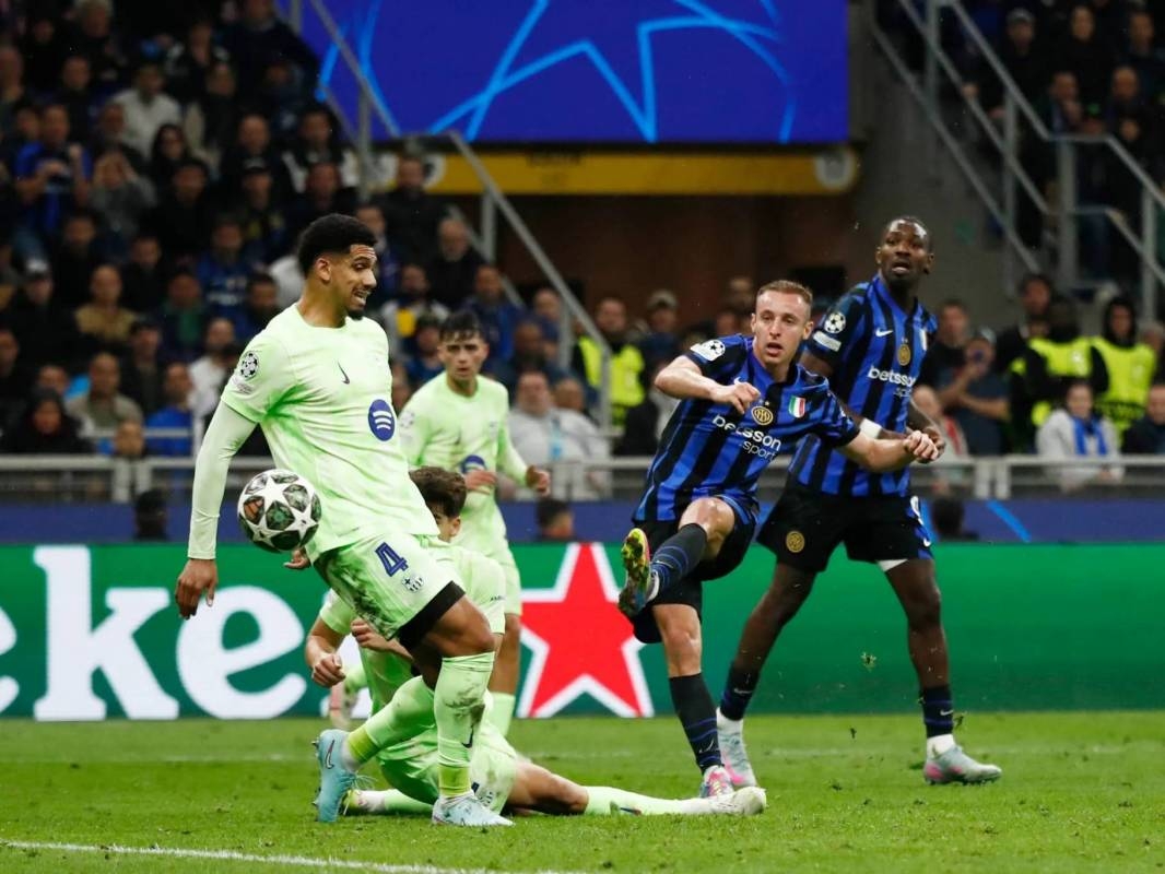 مواجهة للتاريخ في ميلانو تنتهي بخروج برشلونة من دوري الأبطال فليك يشكو الحكم على طريقة بيلينغهام... وإنزاغي: إنتر خارق