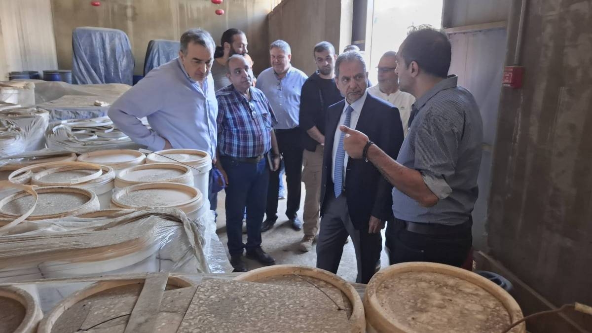 الصدّي يتفقد معمل الزوق ويعاين المواد الكيميائية قبل ترحيلها