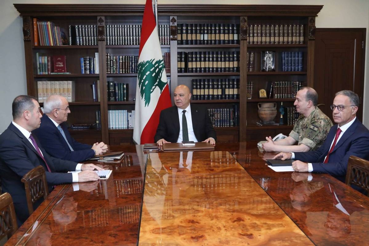 استقبل ديبلوماسيين وتسلّم أوراق اعتماد 5 سفراء... و3 أعضاء جدد في القضاء الأعلى أقسموا اليمين عون ترأس اجتماعاً أمنياً محوره بدء سحب السلاح من مخيّمات بيروت: اجتثاث الفساد يحتاج لقضاة نزيهين يستندون للقانون ولا يخضعون للترهيب