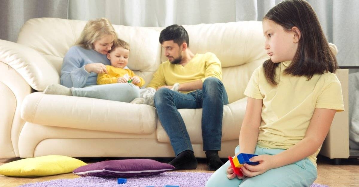 ما سبب تفضيل الطفل أحد الوالدين على الآخر؟