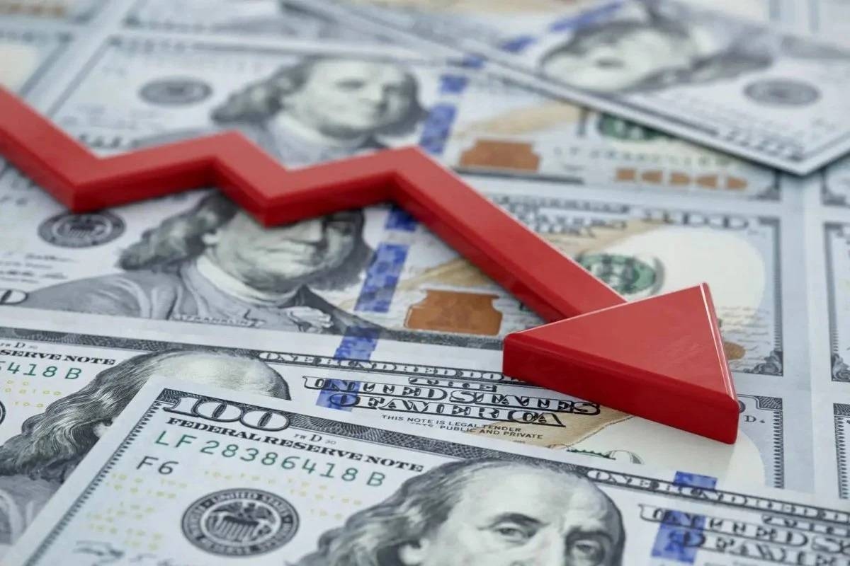 الدولار إلى أدنى مستوياته منذ 3 أعوام ونصف!... ومخاوف على استقلالية الاحتياطي الفيدرالي