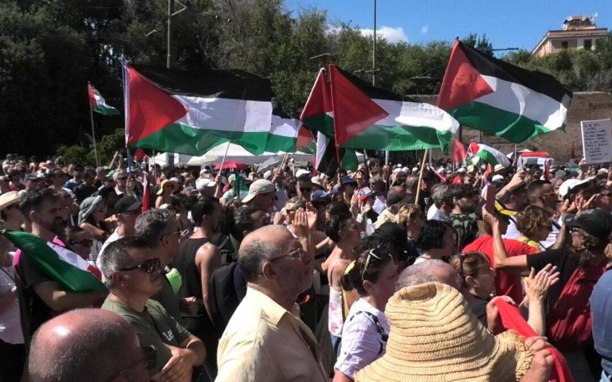 حشود غفيرة في ساحة بوابة القديس باولو في روما دعماً لغزة