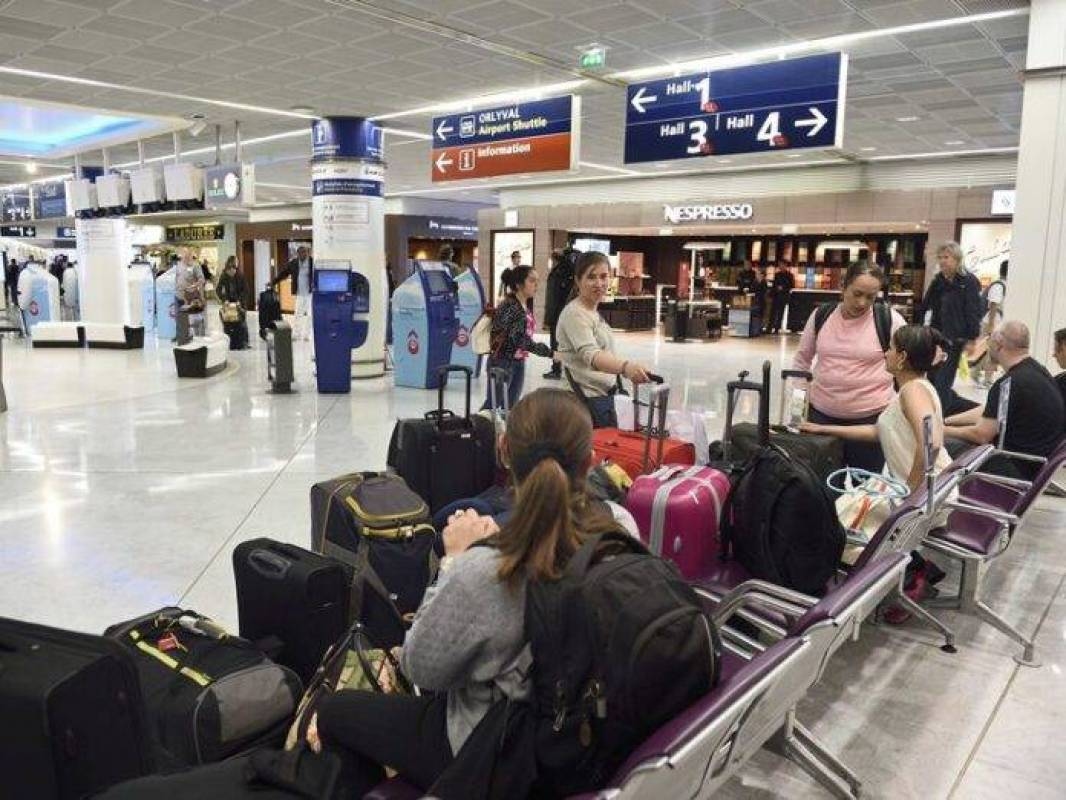 إلغاء 40% من الرحلات الجوية في باريس
