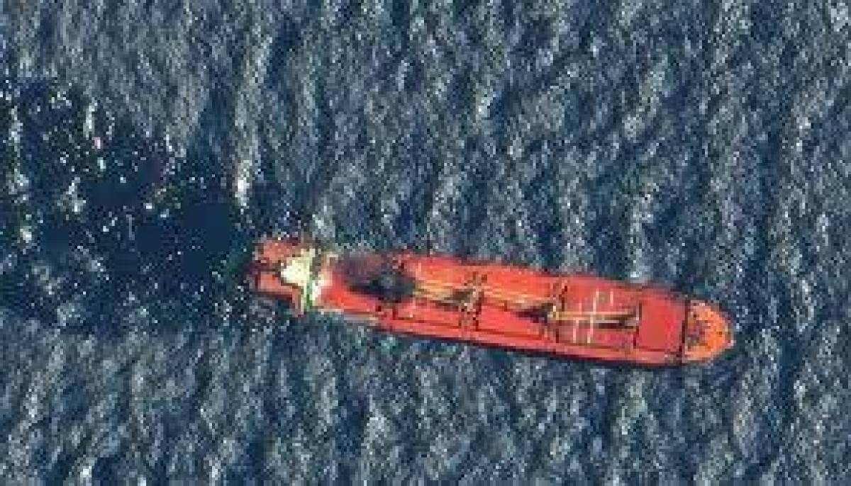 سفينة ترفع علم جزر القمر في البحر الأحمر