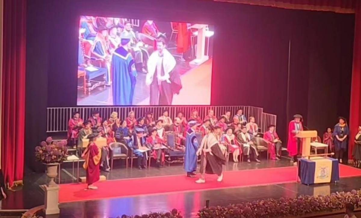 فراس ميلاد السبعلي يتخرّج من لندن بالكوفية الفلسطينية