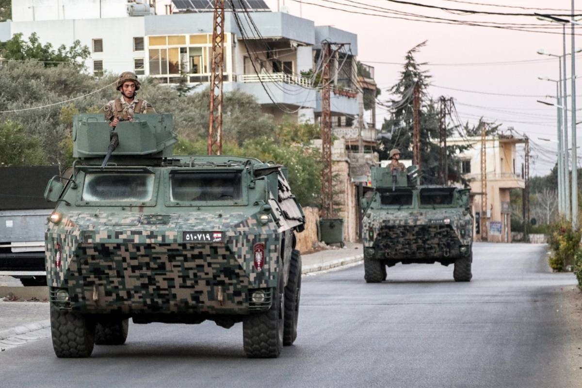 إصابات في انقلاب آلية للجيش على أوتوستراد حبوش