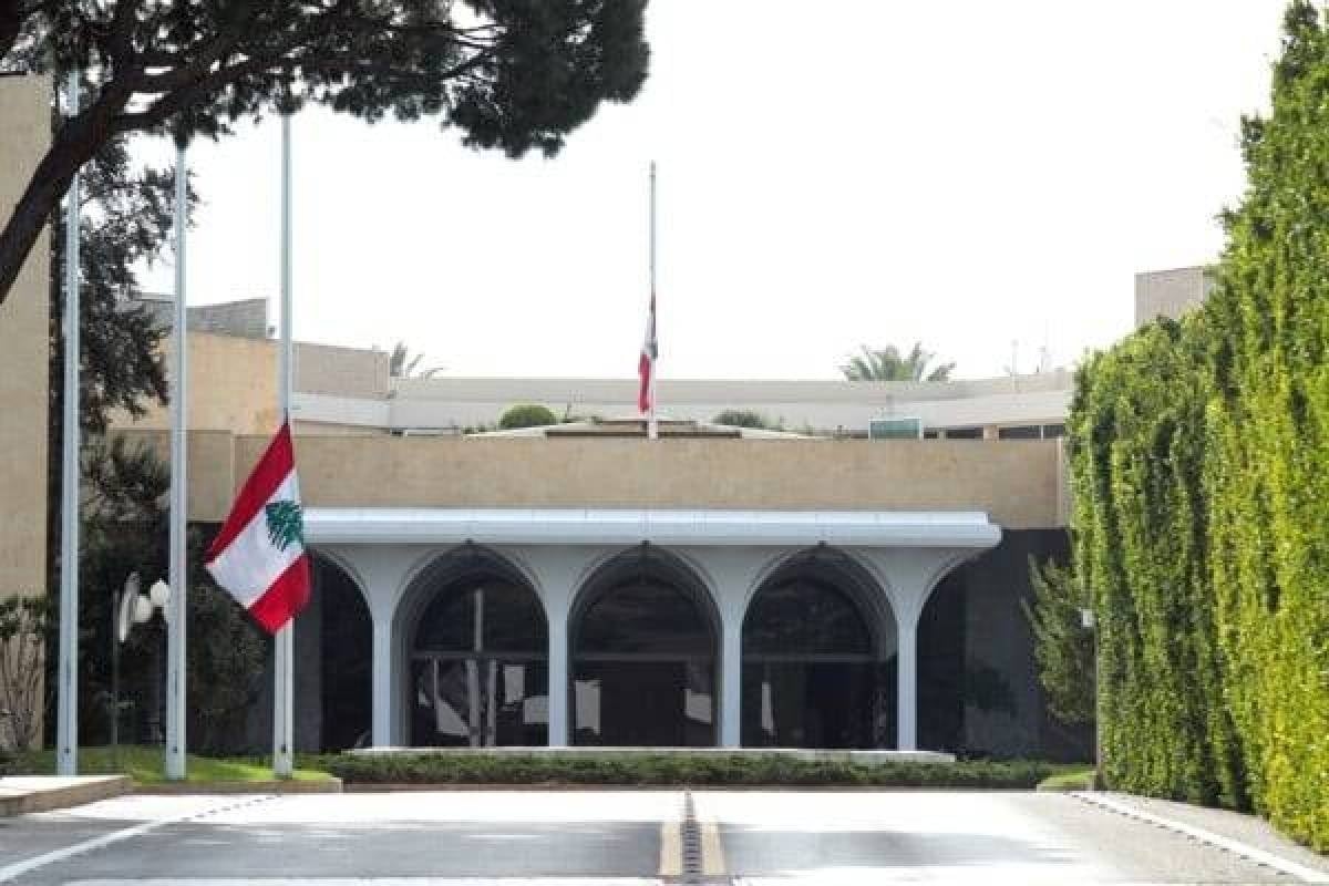 في الذكرى الخامسة لانفجار المرفأ... تنكيس علم لبنان في قصر بعبدا رئيس الجمهوريّة: سنواصل الضغط لتقديم كلّ المسؤولين عن الجريمة إلى العدالة أيّاً كانت مراكزهم وانتماءاتهم