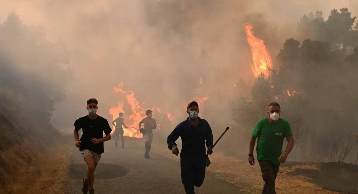 جنوب أوروبا في قبضة حرائق الغابات وسط حرارة قياسية وإجلاء جماعي للسكان