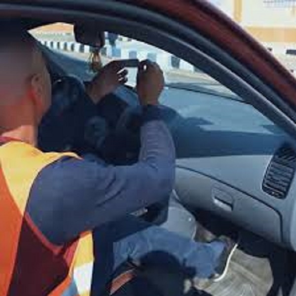 سحب 1431 رخصة سيارة ودراجة نارية بسبب الملصق الإلكتروني والخوذة (جراف)