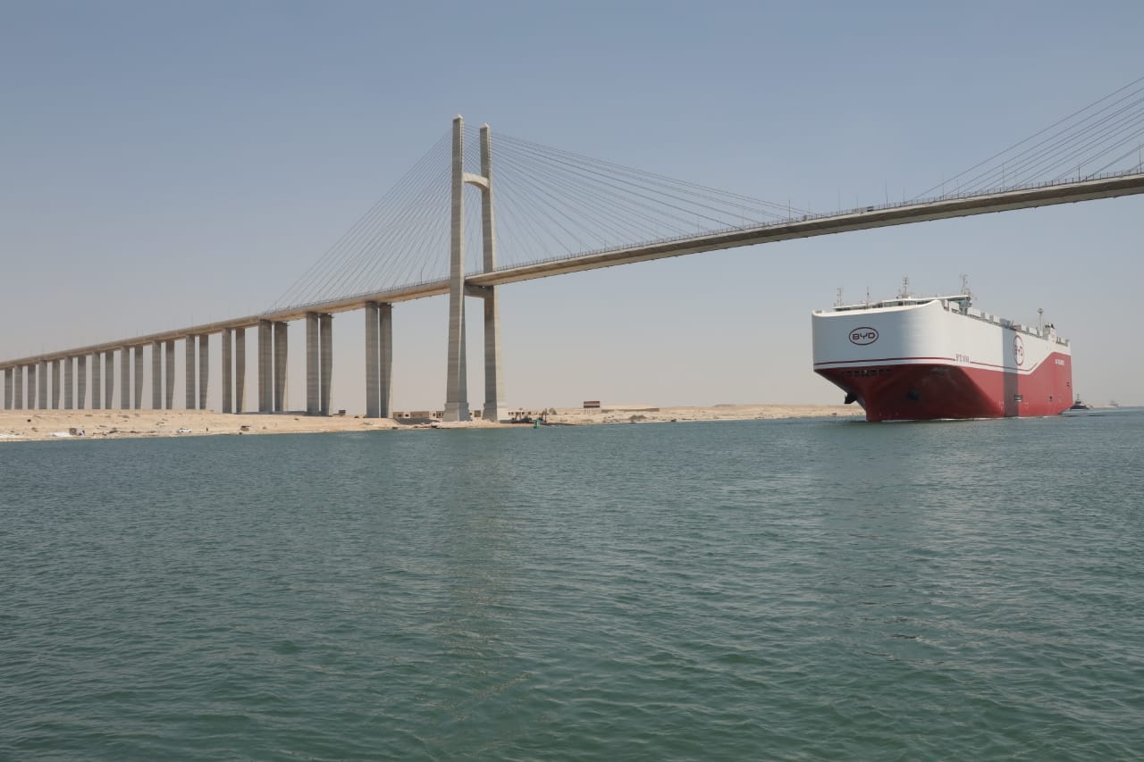 عبور حاملة السيارات الصينية قناة السويس في رحلتها البحرية الأولى اليوم