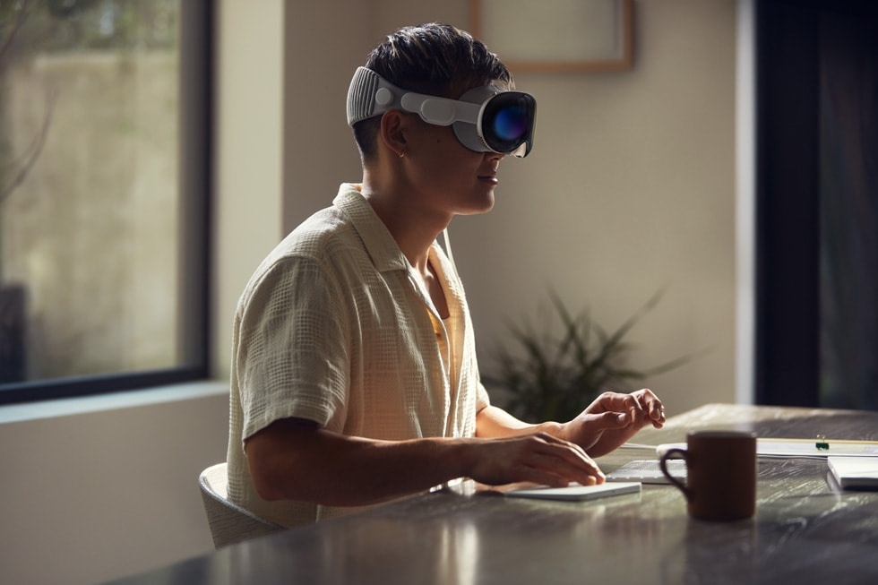 أبل تُطوّر Vision Pro وتضيف ميزات ذكاء اصطناعي إلى ساعاتها