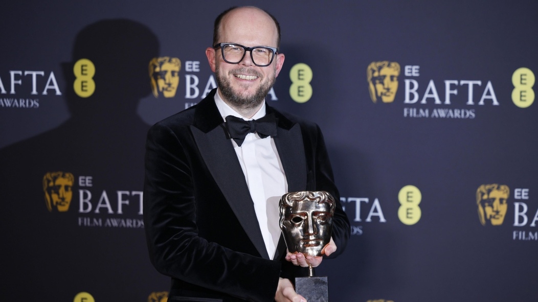 بدء توافد النجوم على السجادة الحمراء لحفل جوائز BAFTA التلفزيونية 2025 (فيديو)