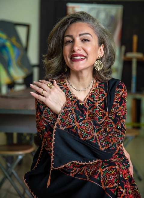 الفنانة غدير حافظ: أتمرد على نفسي لأشحَذها .. وأبحث عن الإنسان في كل صورة ولون