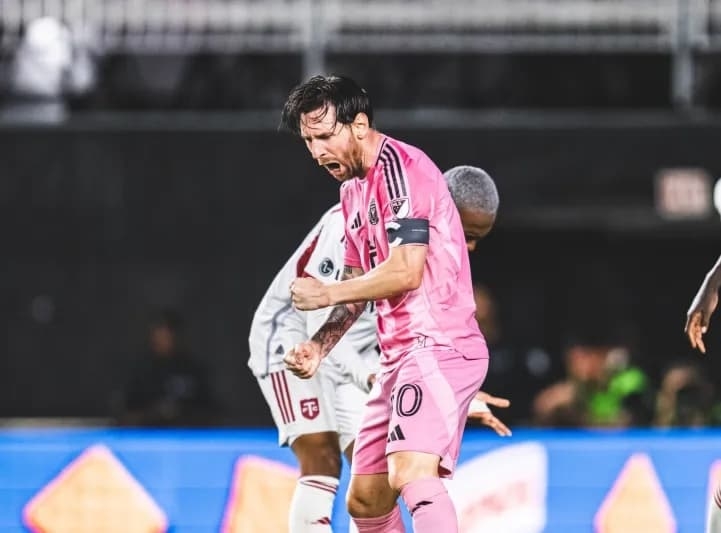 ليونيل ميسي يتوج بلقب: أفضل لاعب في التاريخ