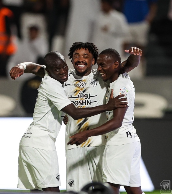الاتحاد يتوّج رسميًا بلقب دوري روشن بعد ثلاثية مثيرة أمام الشباب