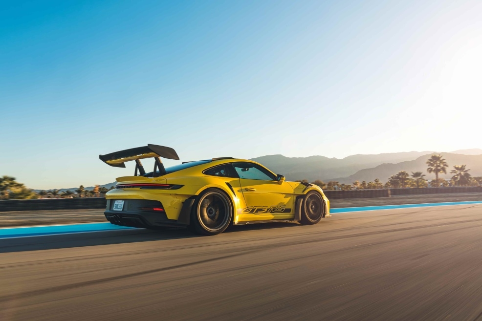 Porsche 911 GT3 RS… سحر التنفس الطبيعي مدعوم بعبقرية ديناميكية هوائية