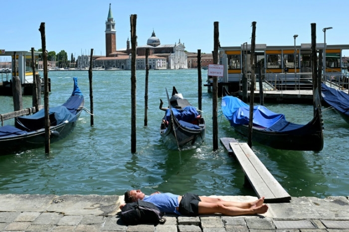 Europe bakes in summer's first heatwave