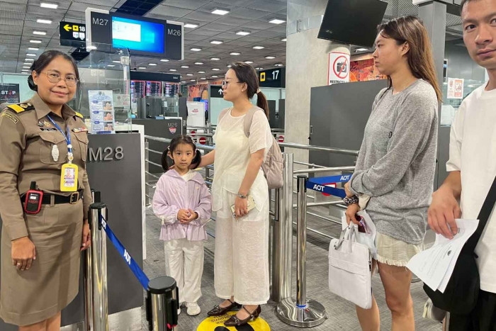 Fast immigration lanes for Chinese students' families at Thai airports