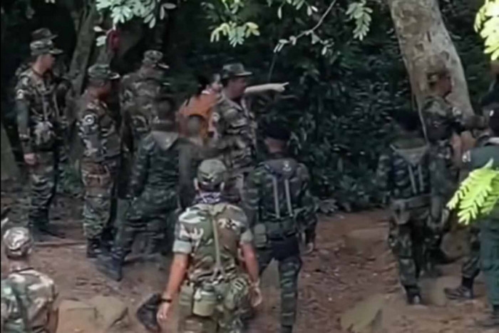 Soldiers stop Cambodian visitor quarreling with Thai troops