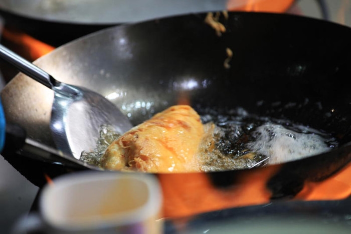 Influencer gets bill shock at Bangkok street food shrine