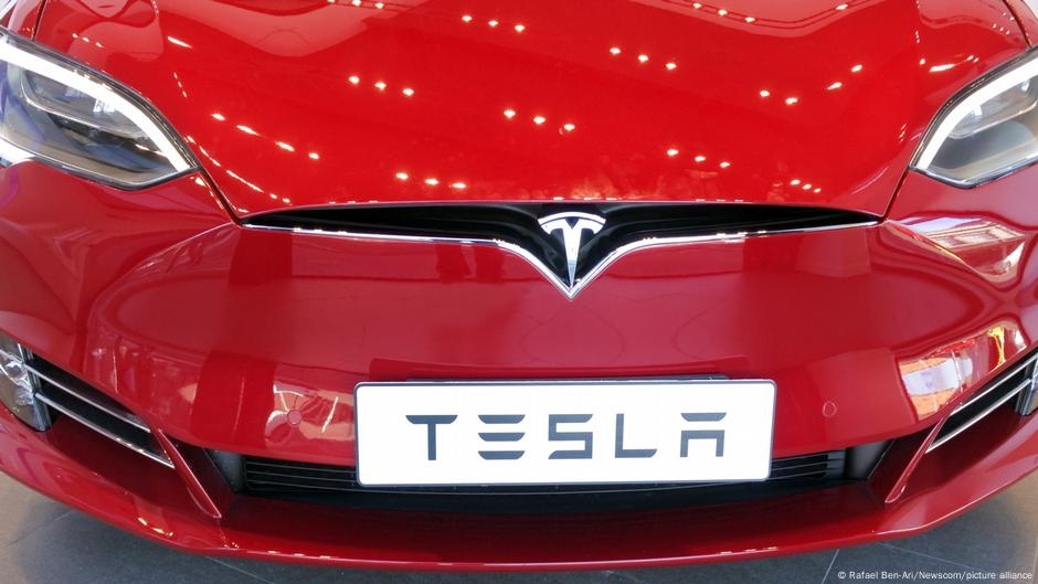 Elon Musk's Tesla ordered to pay $243 million over crash  – DW – 08/02/2025