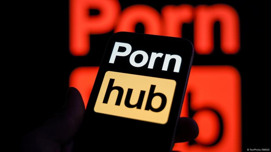 Pornhub blocks access in France to protest age restrictions – DW – 06/04/2025