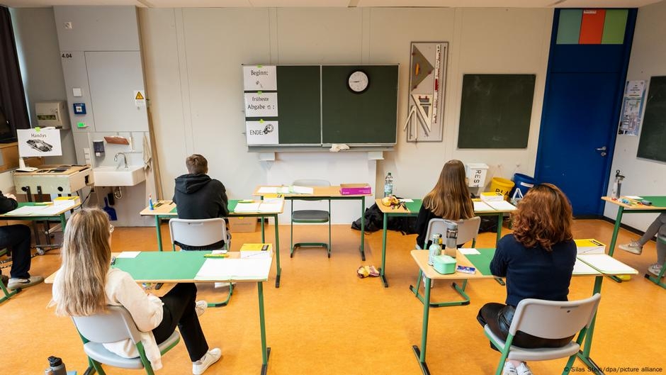 Nazi slogans trigger scandal at German high school – DW – 05/26/2025