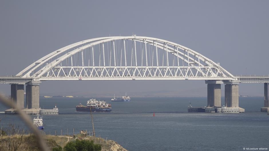 Ukraine claims explosive attack on Russia's bridge to Crimea – DW – 06/03/2025