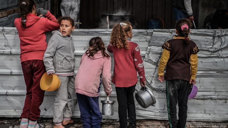 Shots fired as Gaza aid group struggles to distribute food – DW – 05/27/2025