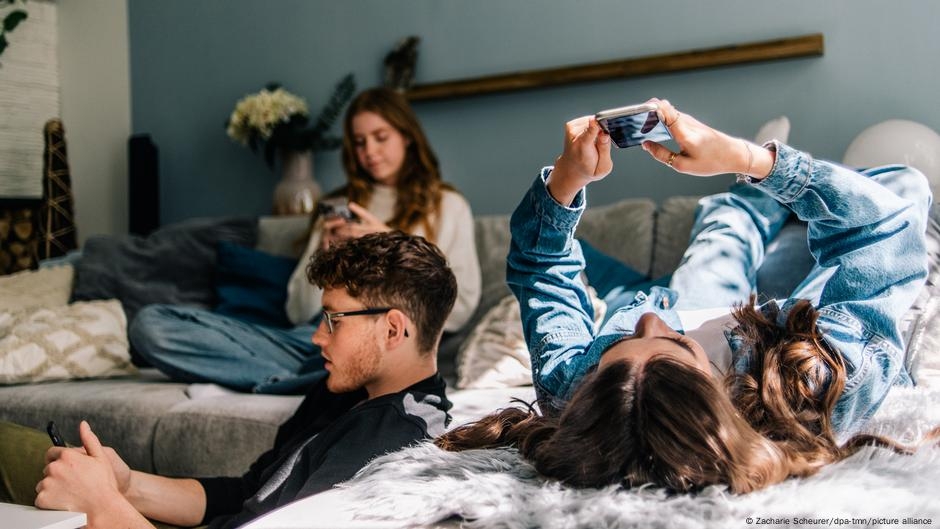 Young Europeans are growing tired of smartphones – DW – 05/25/2025