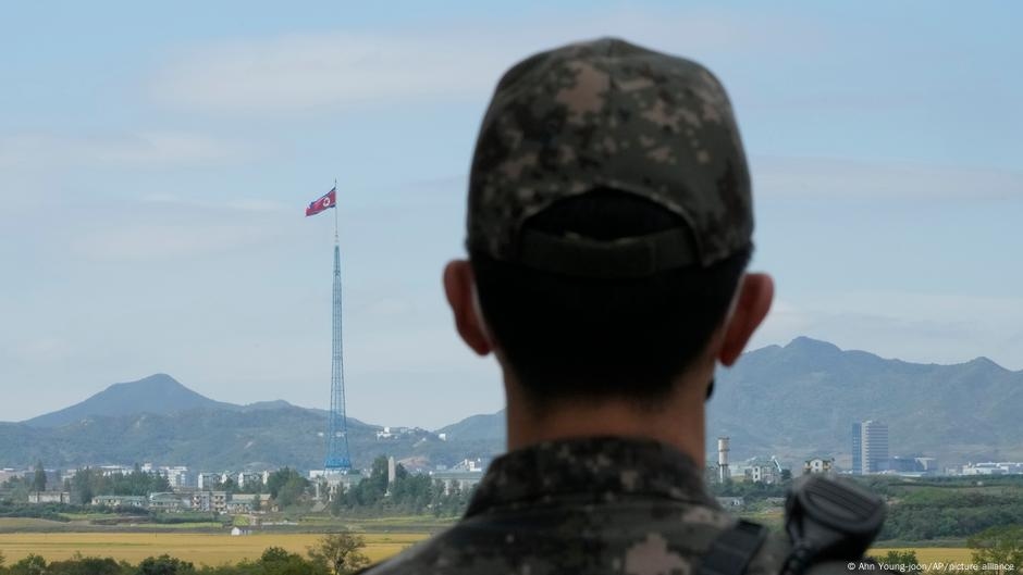 North Korean man makes rare direct land crossing to South – DW – 07/04/2025