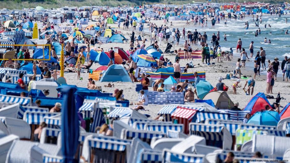 Germany updates: Bavaria stands defiant in summer break row – DW – 07/16/2025