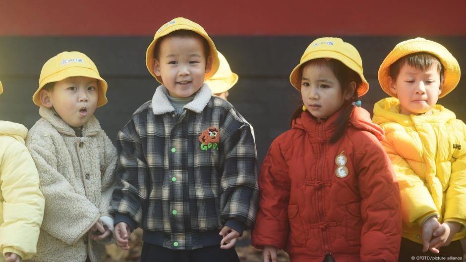 China to offer $500 per child in move to boost birth rate – DW – 07/28/2025