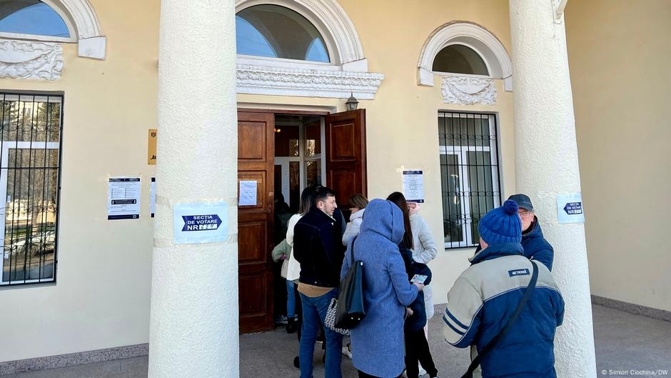 Why Moldovans backed a pro-EU candidate in Romania election  – DW – 05/22/2025