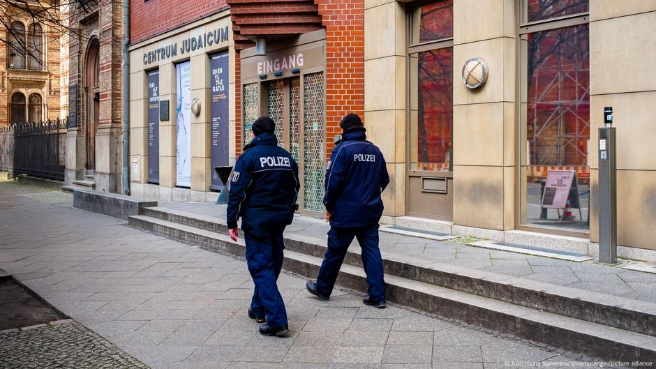 Germany updates: Berlin boosts security for Jewish sites – DW – 06/13/2025