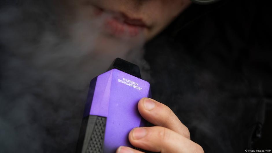 UK bans sale of disposable vapes – DW – 06/01/2025
