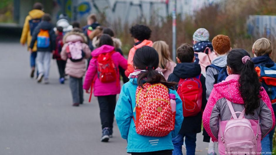 Germany debates quota for immigrant students – DW – 07/12/2025
