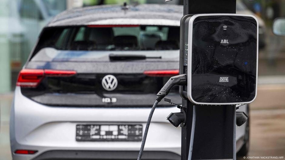 Europe's EV sales rebound, but consumer doubts remain – DW – 06/11/2025