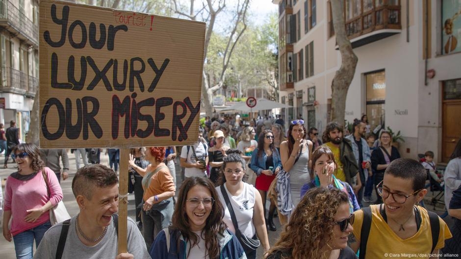 Spain housing crisis: Locals blame tourists and speculators – DW – 06/15/2025