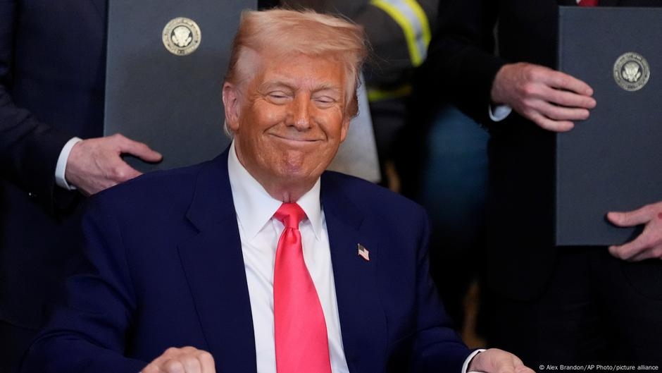 US court allows Trump to retain control of National Guard  – DW – 06/20/2025