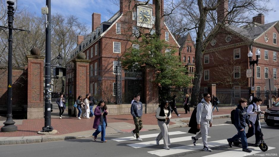 Trump's visa maneuver threatens Harvard students from India – DW – 05/29/2025