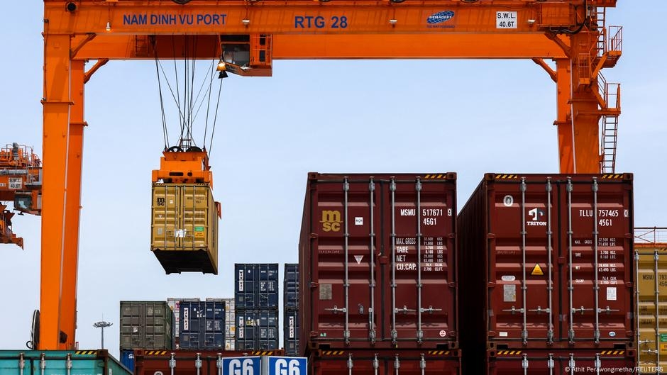 China, UK trade deals with Trump pile pressure on EU – DW – 06/12/2025