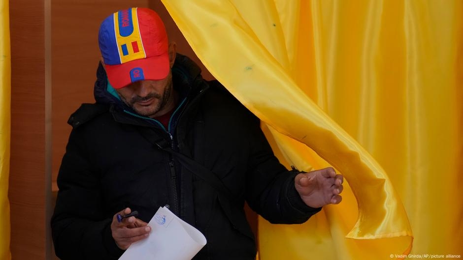 Romania election: Polls open in tight presidential runoff – DW – 05/18/2025