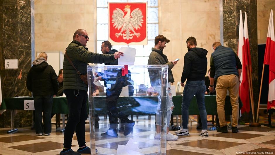Poland vote: Pro-EU Trzaskowski wins first round – DW – 05/19/2025